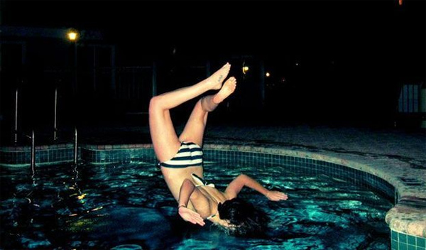 Quand une fille prend de gros risques en traversant devant un train