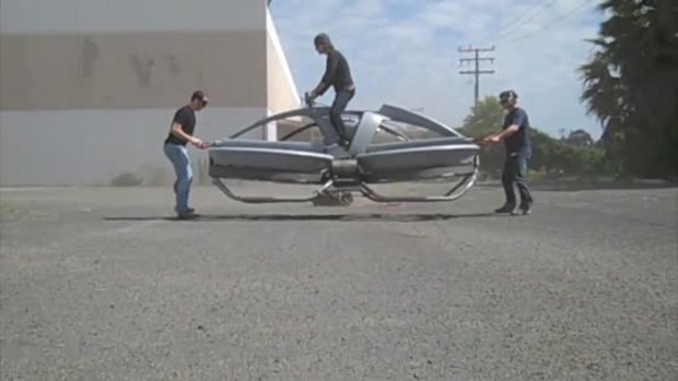 Un inventeur fabrique une moto volante, surnommée hoverbike