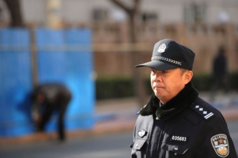 Un policier Chinois évite la catastrophe lorsqu’un trou s’ouvre dans le sol
