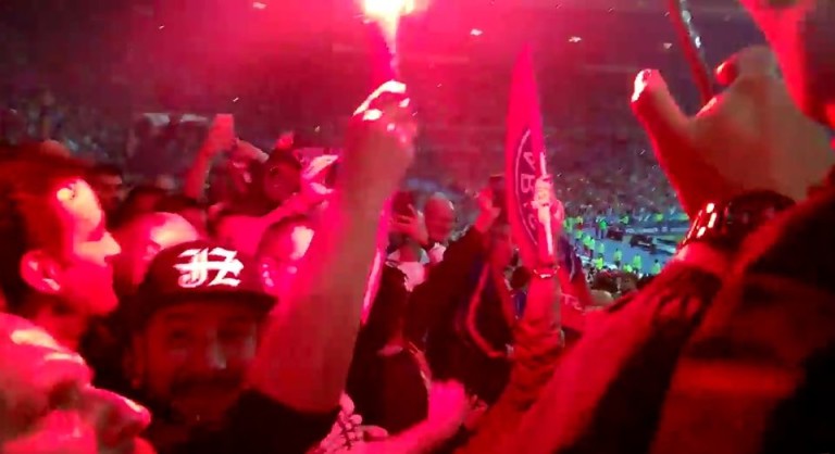 Michaël Youn craque un fumigène pendant le match PSG-OM