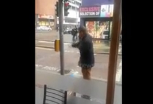 Bourré, il se lance dans un combat… Contre un poteau !!