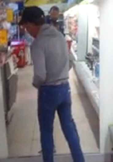 Un homme ivre s’embrouille avec lui même devant un miroir