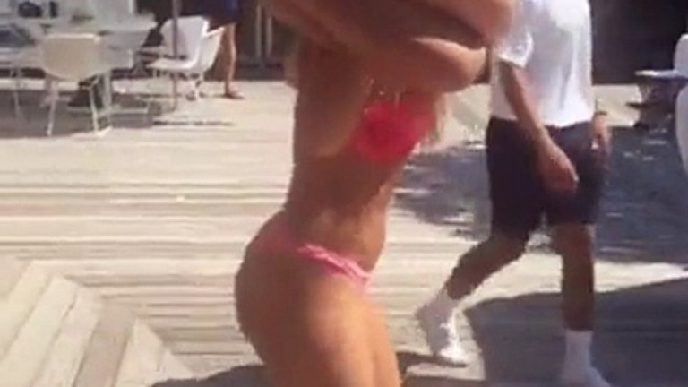 Cette fille en bikini a une façon de géniale de faire des squats