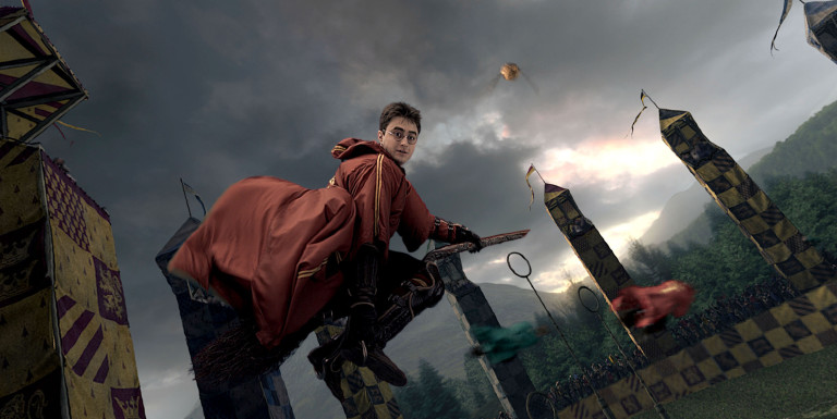 Des hommes jouent au quidditch en plein ciel
