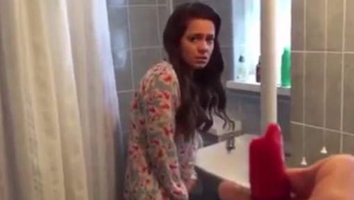 Mauvaise blague : Il frotte du piment sur le tampon de sa copine…