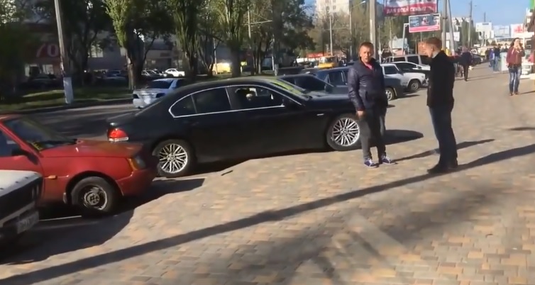 Quand une blonde en BMW rate complètement sa marche arrière !!!