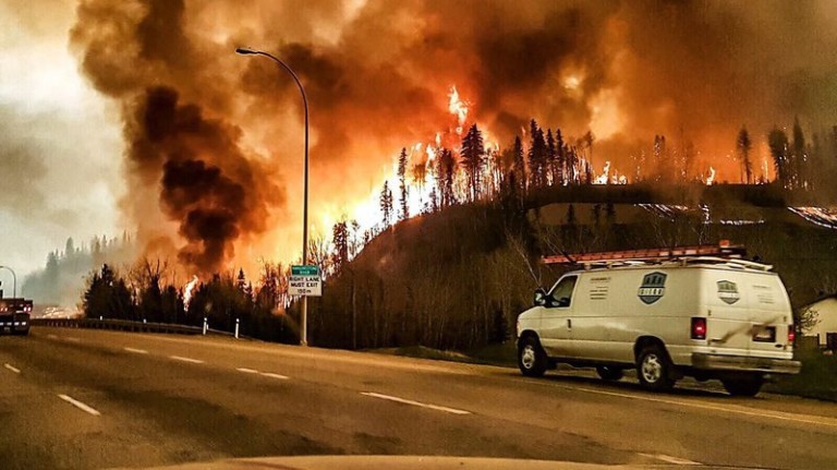 Incendie à Fort McMurray : une famille voit sa maison partir en fumée via une caméra de vidéosurveillance