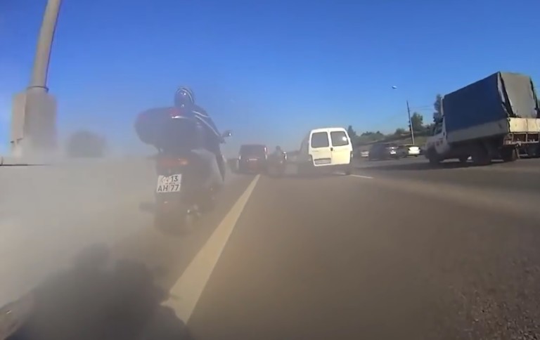 La remontée dingue d’un motard dans les bouchons !