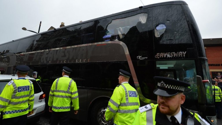 Le bus de Manchester attaqué par les supporters de West-Ham