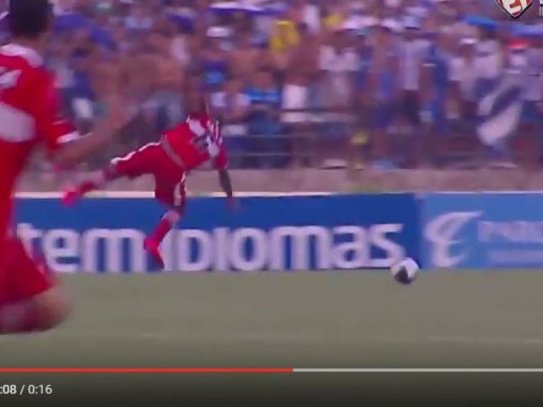 Stupéfiant ! On a trouvé « l’auto-tacle » le plus ridicule du football