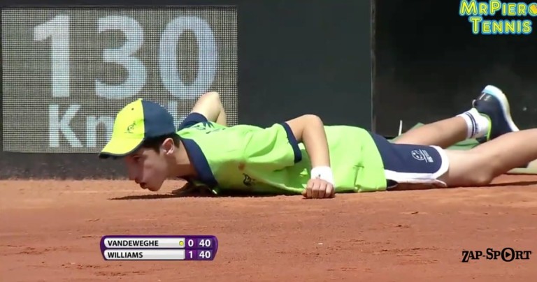 Un ramasseur de balles fait un gros malaise !