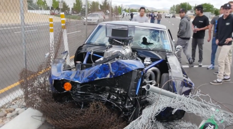 Régis détruit sa Camaro en fonçant dans un grillage !