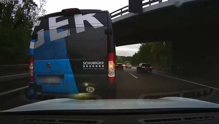 Une Tesla avec l&rsquo;autopilote activé rentre dans une camionnette