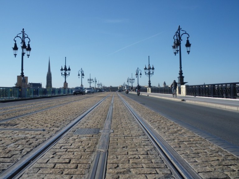 Tramway contre une bande de motards…