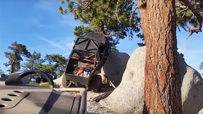 Un buggy tente de grimper un rocher !! Gros fail…