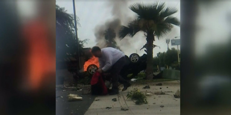 Un commerçant risque sa vie pour sauver un conducteur des flammes