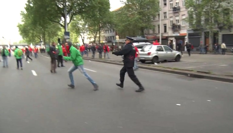 Un commissaire de police est mis KO par un manifestant !!