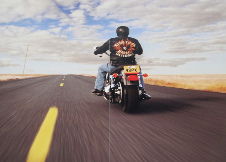 Un motard chute à cause d’un gros coup de malchance !