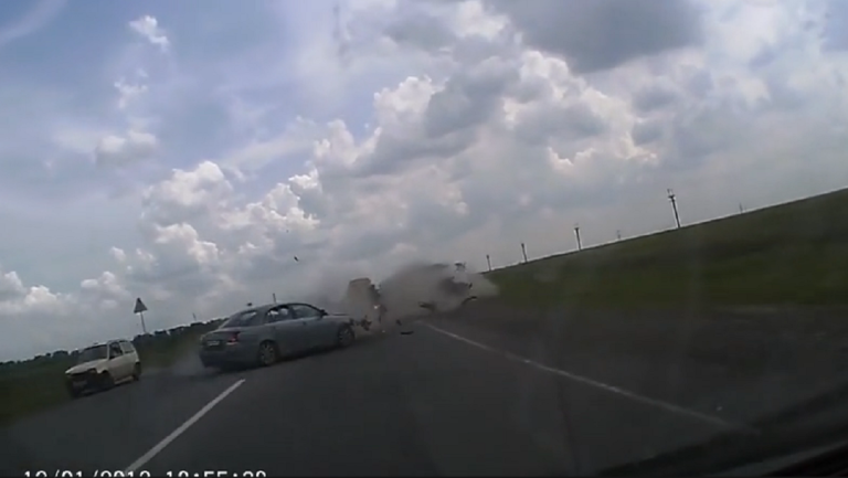 Un motard se sort miraculeusement indemne d&rsquo;un gros accident