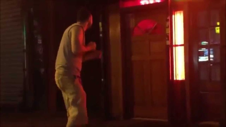 Un videur met un très très violent KO à un client ivre…