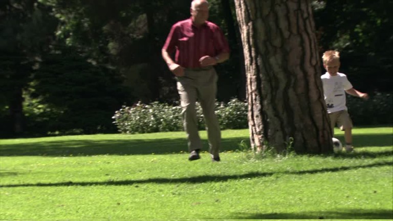 Un petit vieux obligé de courir derrière sa Lada devenue folle !
