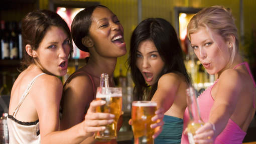 Une fille ivre provoque un homme à la sortie d’une soirée !