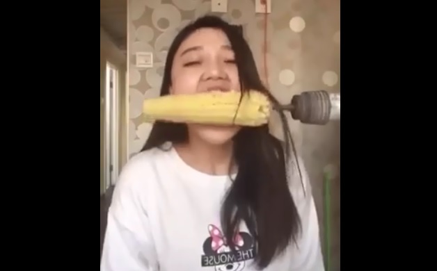 Une fille se scalpe en tentant de manger du maïs avec une perceuse !!!