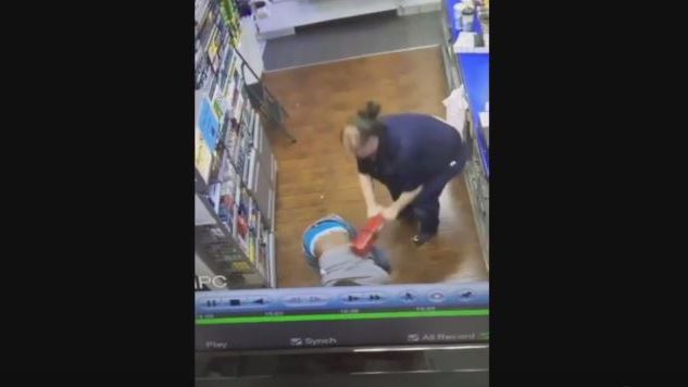 Une gérante frappe un voleur avec un extincteur
