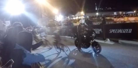 Une moto cale et provoque une énorme chute de cyclistes