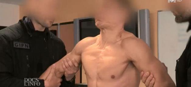 Une recrue du RAID passe l’épreuve du taser