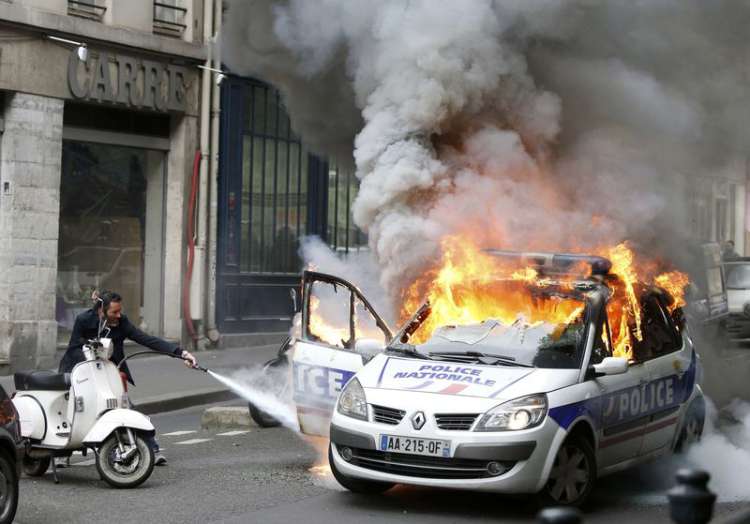Une voiture de police brûlée par des manifestants