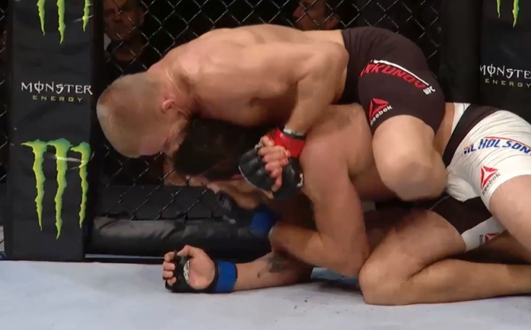 Un combattant explose son adversaire avec un coup de pied dans la mâchoire en MMA