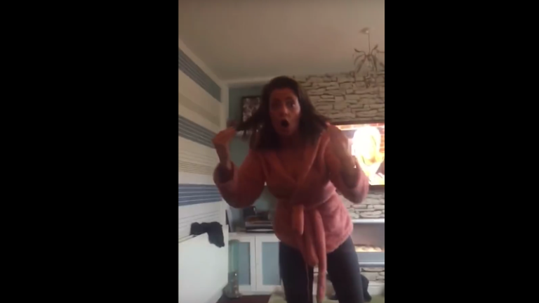 Il coupe les cheveux de sa copine pendant qu’elle dort…