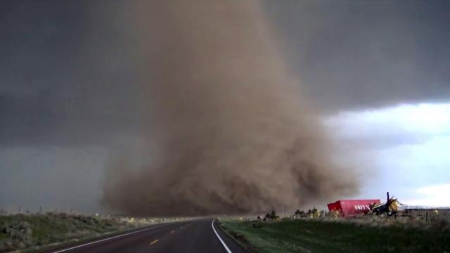 Un homme filme une impressionnante tornade au Colorado