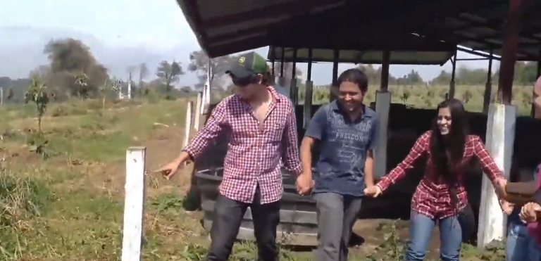 Des jeunes tentent l&rsquo;expérience de l&rsquo;électrocution en faisant une chaîne humaine