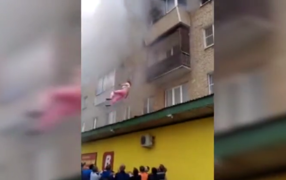 Une famille piégée par les flammes doit sauter par la fenêtre