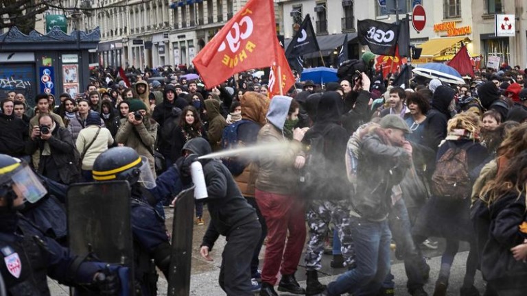 Quand un manifestant et un policier se retrouvent en 1 contre 1