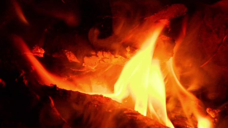 Des conducteurs pris au piège dans une pluie de flamme au Canada