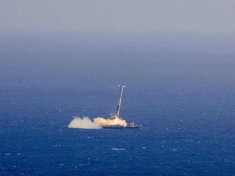Revivez l’incroyable atterrissage de sa fusée Space X