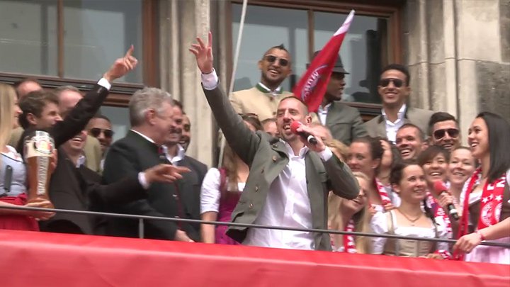 Franck Ribéry tente de chanter « Les Champs-Elysées » de Joe Dassin