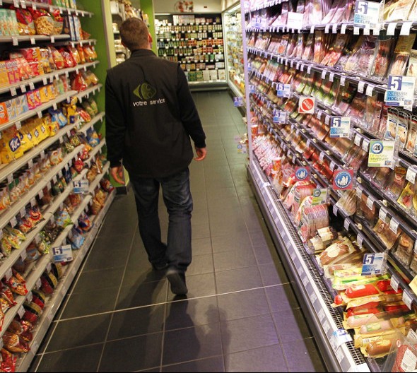 Le voleur le plus discret du monde cache 18 bouteilles d’alcool dans sa veste…