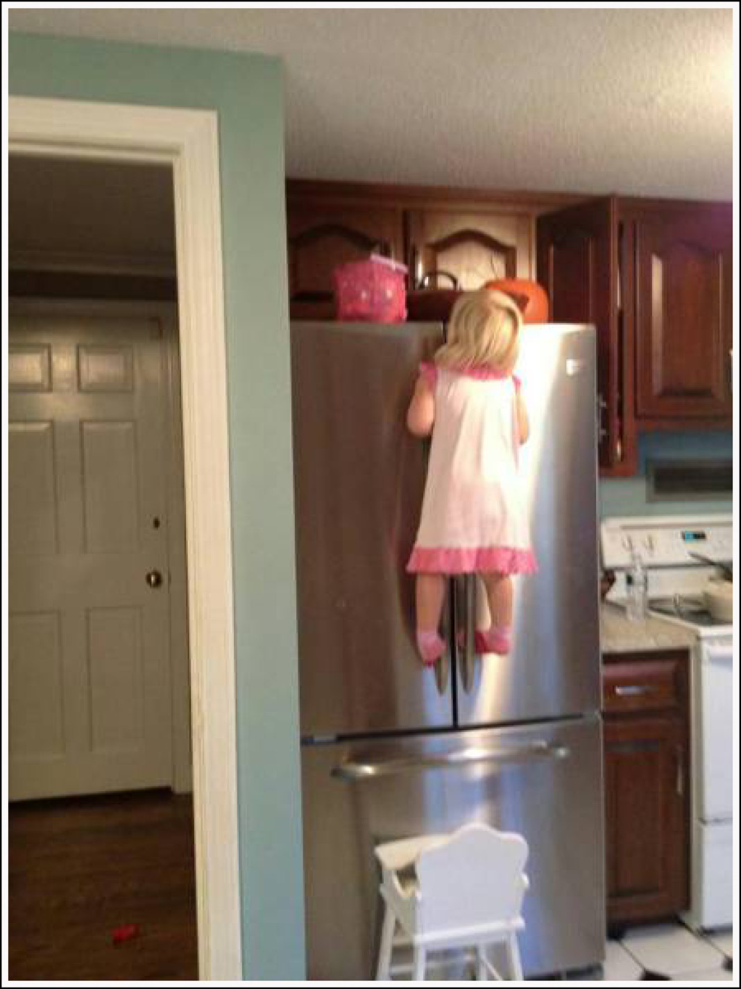 Девушка залезла в холодильник