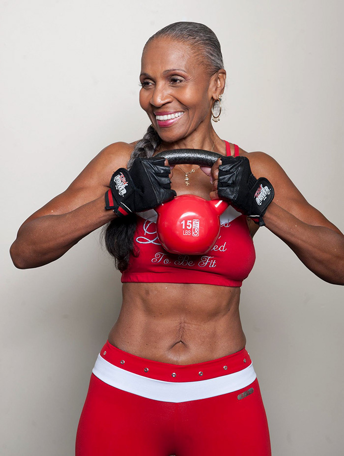 A 80 ans, cette femme est la bodybuildeuse la plus vieille du monde…