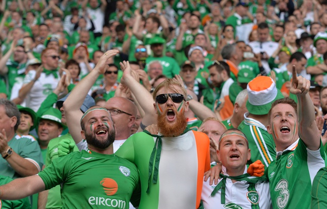 Des supporters irlandais chantent une berceuse à un bébé