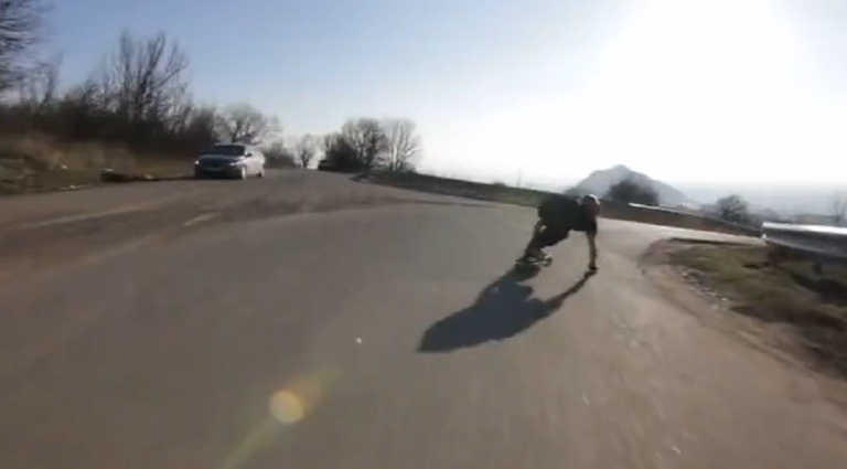A pleine vitesse sur son longboard, il percute une voiture…