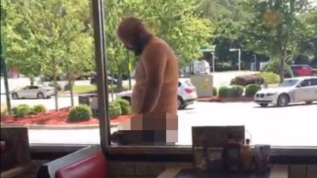Nu un homme tente d’entrer dans un café pour déguster une glace.