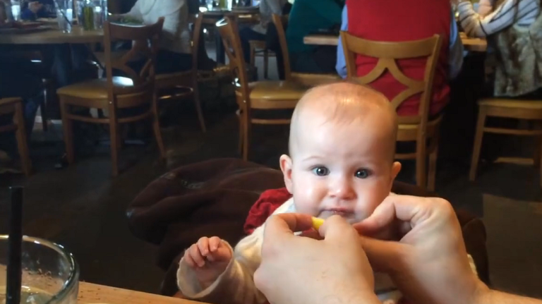 Bébé Vs citron !! Réaction magique…