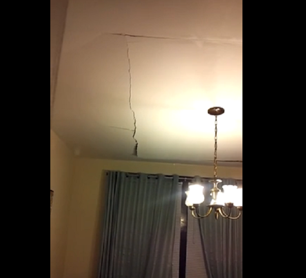 La chute impressionnante d&rsquo;un plafond dans une salle à manger