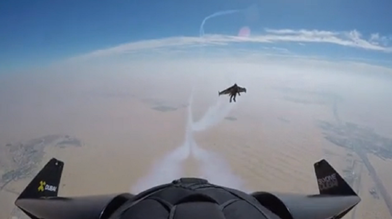 Deux hommes réalisent un looping en jetpack !!