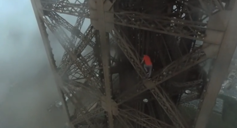 Deux jeunes grimpent la Tour Eiffel clandestinement